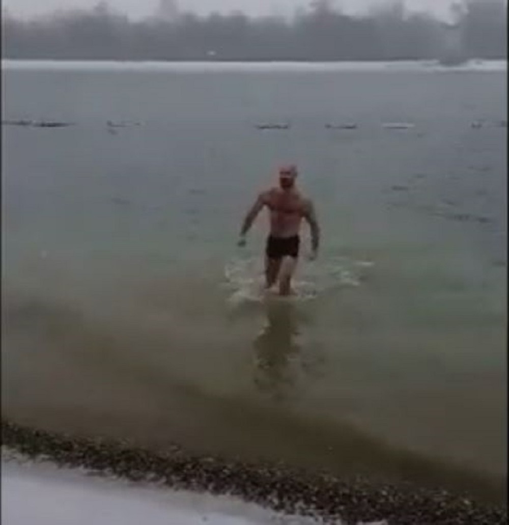 Sneg zatrpava Beograd, a oni se kupaju na Adi