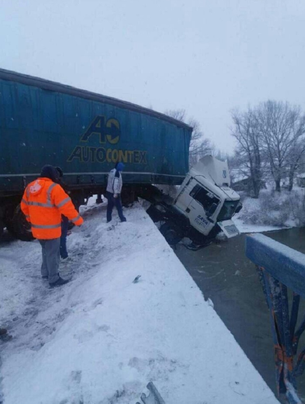 Pogledajte trenutak spasavanja vozača koji je u kabini visio satima iznad Morave!