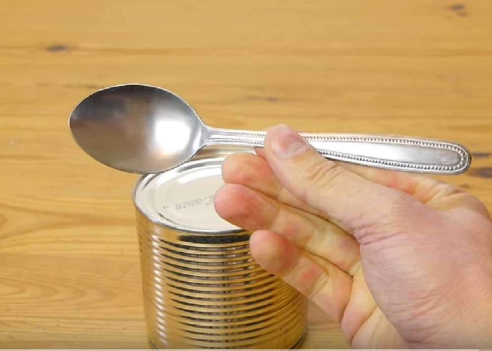 Kako da otvorite konzervu pomoću kašike! (VIDEO)