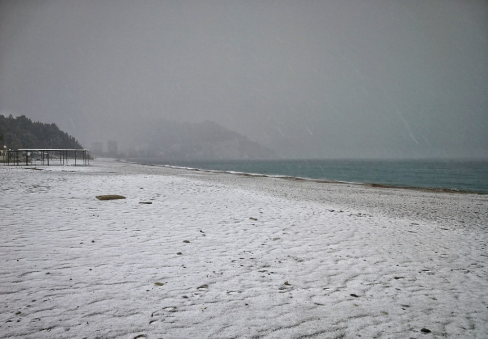 Crnogorsko primorje pod snegom, u Ulcinju snouborduju!