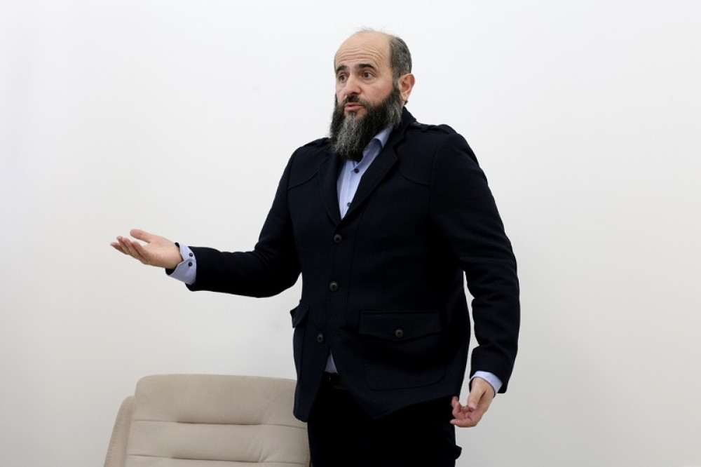 Zukorlić sedeo u kafiću u centru grada, a kada su građani videli šta drži u ruci ZANEMELI SU OD ŠOKA!