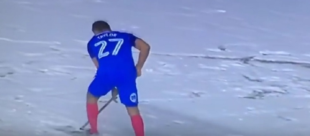 Fudbaler usred meča uzeo metlu u ruke i počistio sneg!
