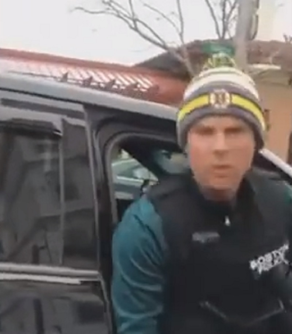 Policajac belac maltretira Afroamerikanca