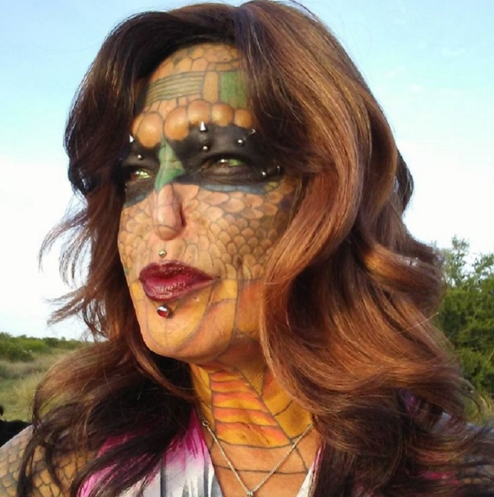 Potrošila ogroman novac da bi ličila na zmaja, a ceo svet joj se zbog toga smeje!