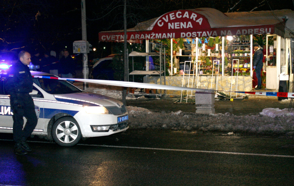 Muškarac koji je u cvećari pucao u bivšu devojku, pa u sebe, preminuo!
