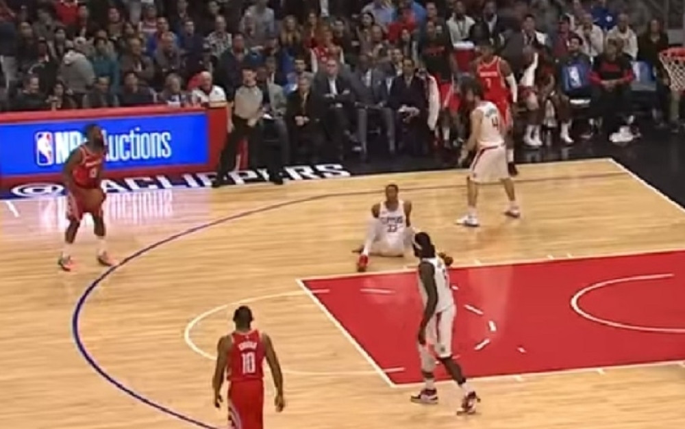 Fintom bacio protivnika na parket, sačekao da se podigne, pa ubacio trojku!