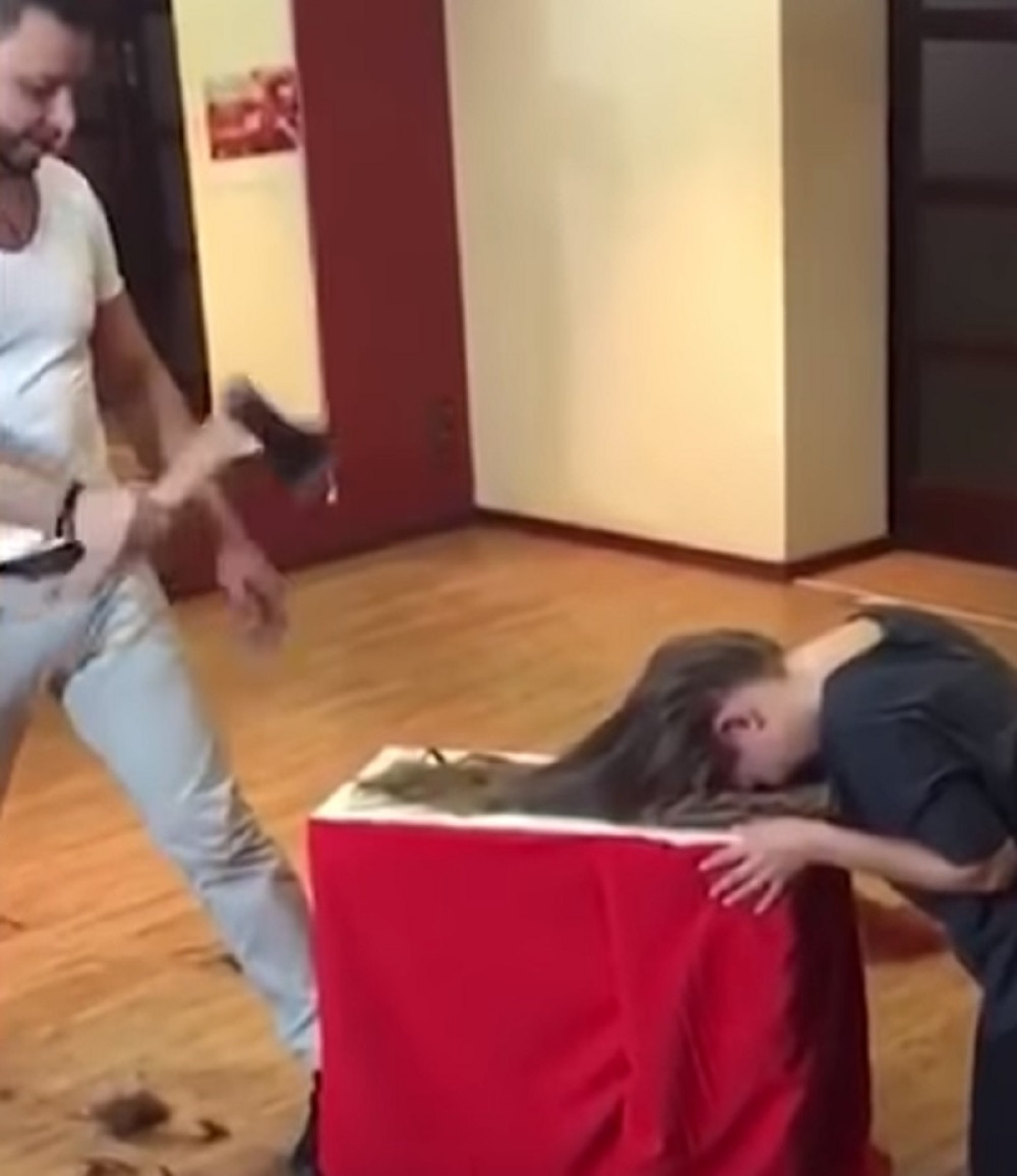 Upoznajte frizera koji šiša sekirom