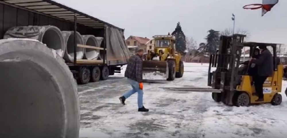 Zacevljen fekalni potok u Vinči! (VIDEO)
