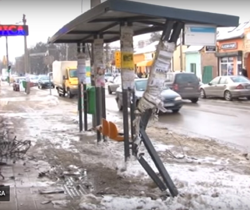 Automobil uleteo na autobusko stajalište