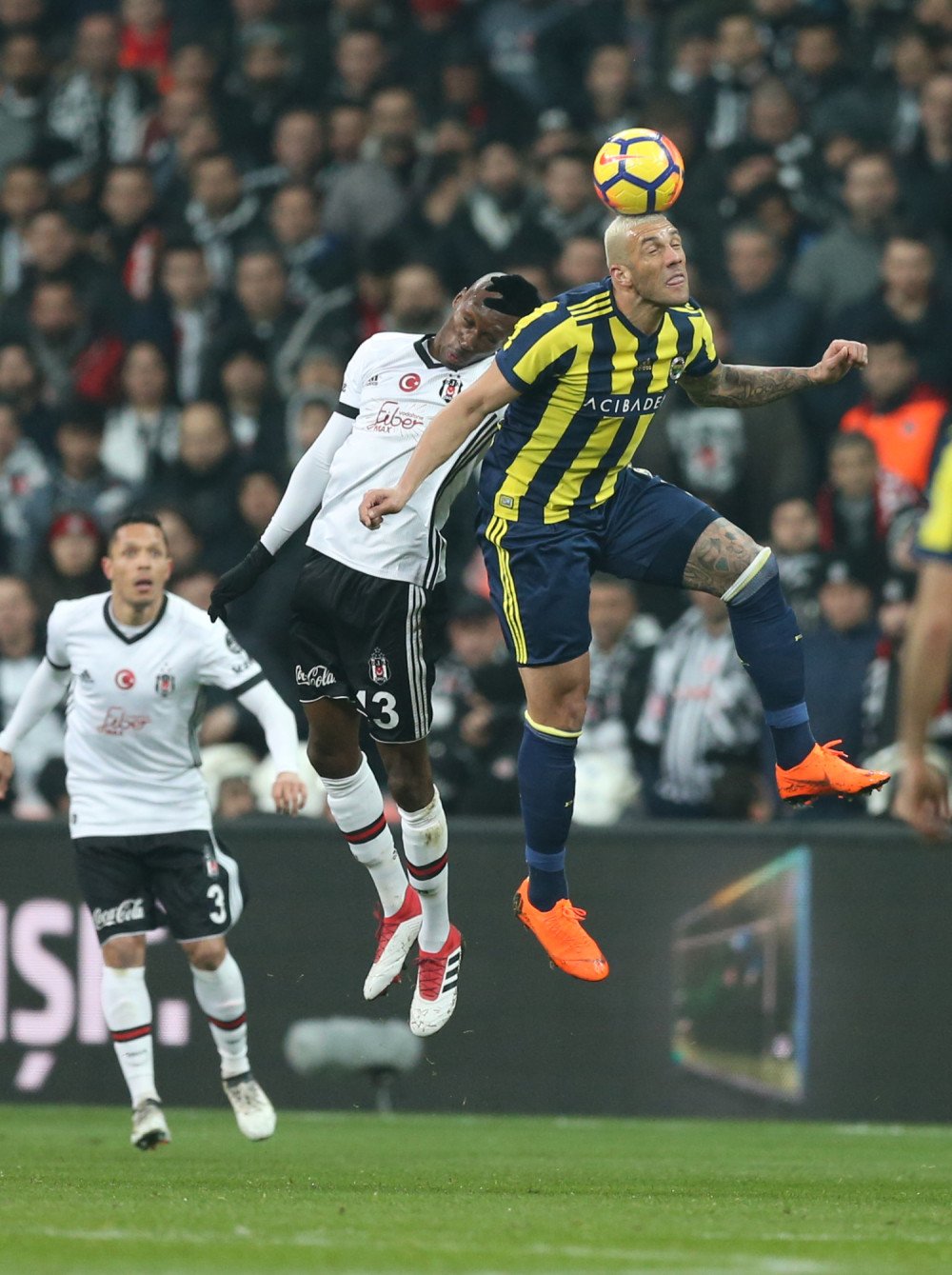 Četiri gola, tri crvena, boks i najmanje fudbala u derbiju Bosfora