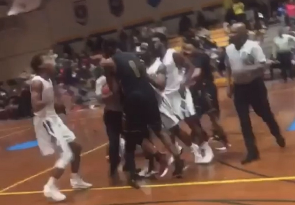 Izigravao frajera, a onda se "prosuo" po podu kao da ga je đule oduvalo (VIDEO)