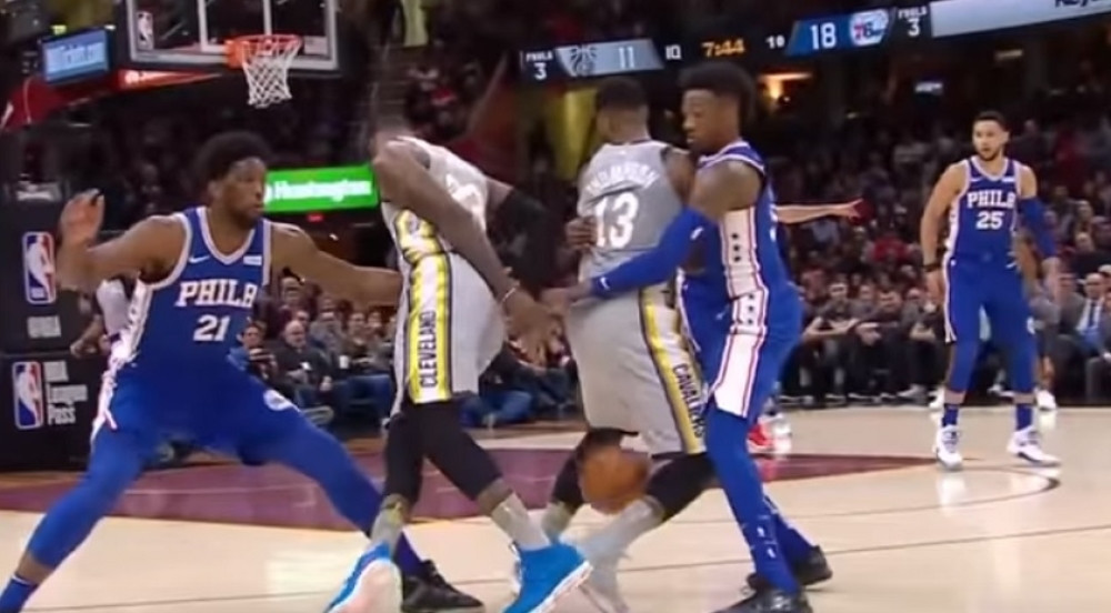 Lebron proturio loptu saigraču kroz noge, pa postigao neviđen koš