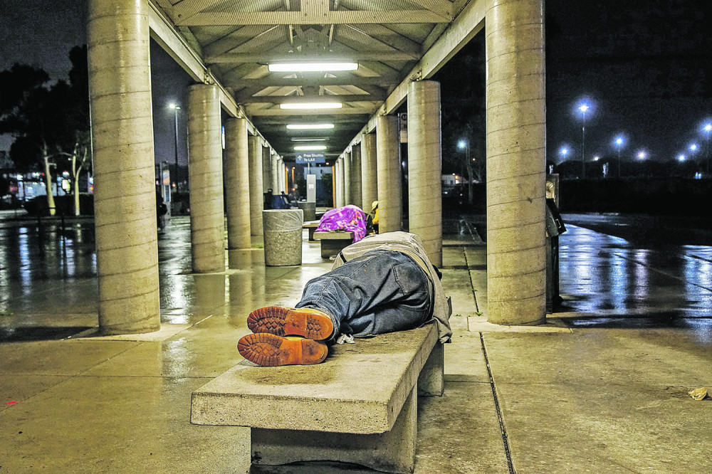 Podelio ručak sa beskućnicom nakon što je video njenu majicu