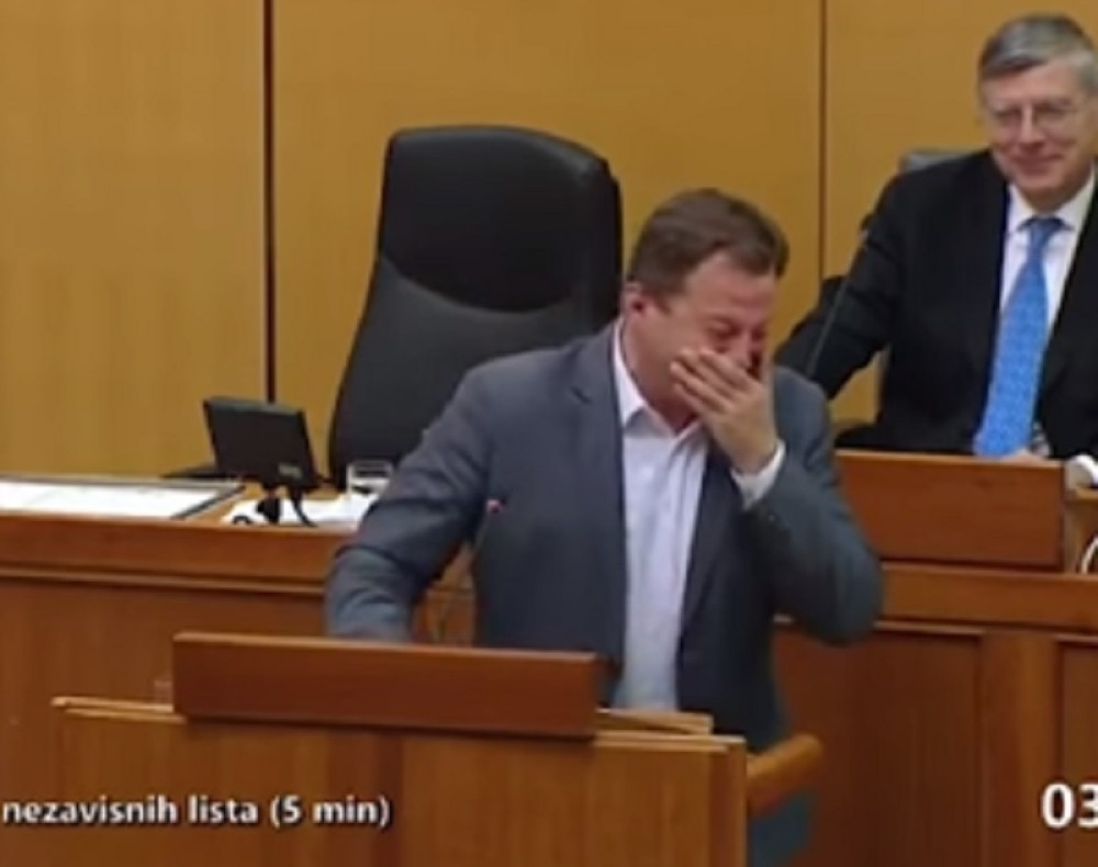 Hrvatski poslanik prasnuo u smeh za govornicom