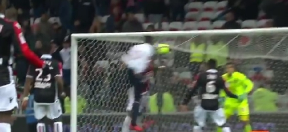 Žestok sudar dva fudbalera u Francuskoj, navijači pomislili na najgore! (VIDEO)