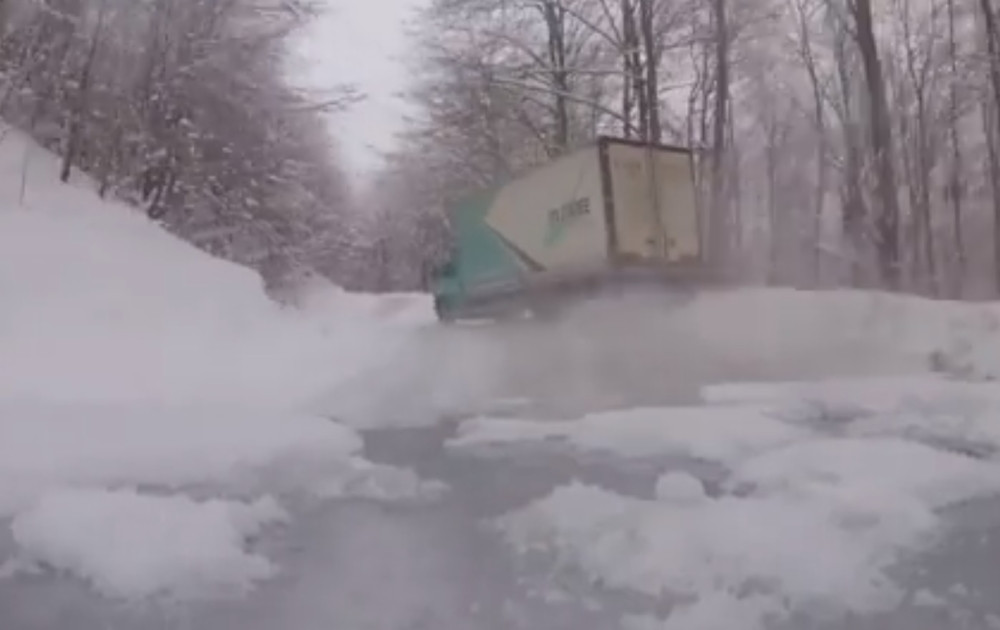 Kamionom driftovao po zaleđenom putu, pa se hvalio po Fejsu