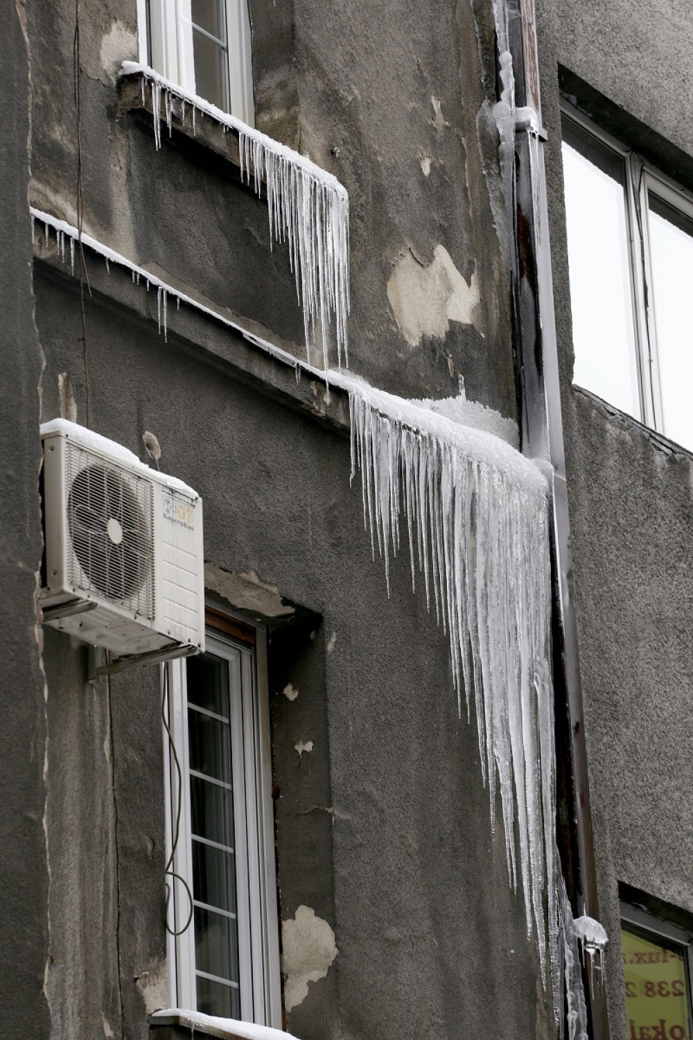 Meteorološkinja upozorila na ono što ljudi rade sa ledenicama! Kad pročitate koja opasna bolest vreba iz njih, neće vam biti svejedno (VIDEO)