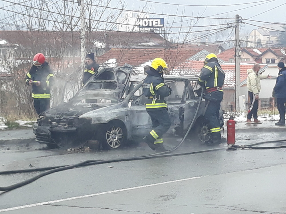 Zapalio se auto u toku vožnje, plamen progutao celo vozilo!