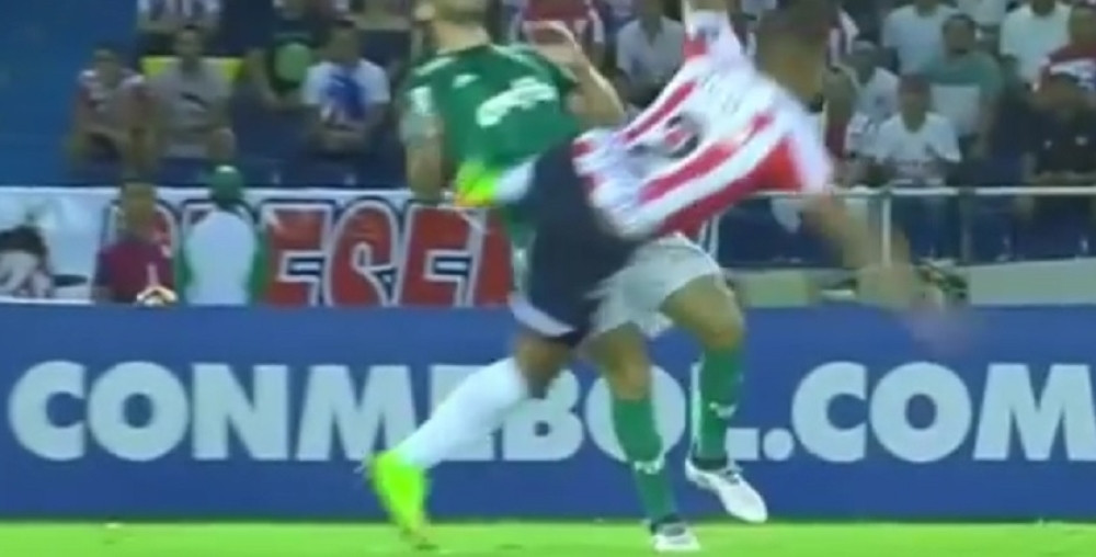 Kolumbijac karate potezom hteo do lopte, a došao do isključenja