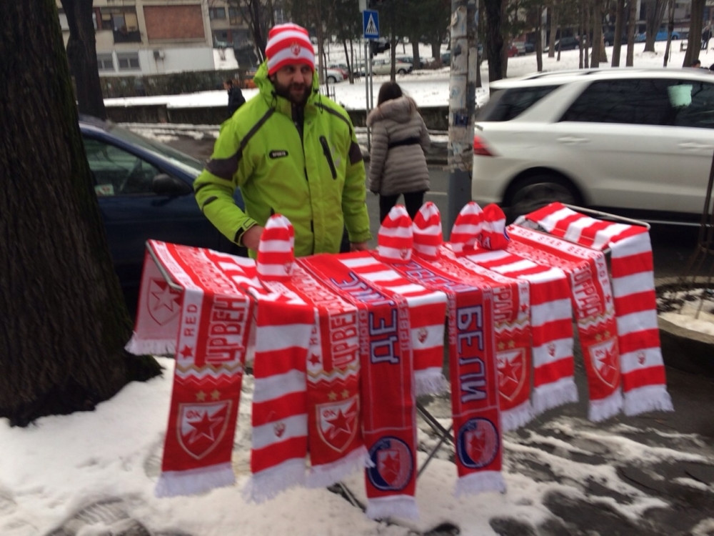 Ulaz za "dž" a ispred prodaju šalove za 600 dinara! (FOTO)