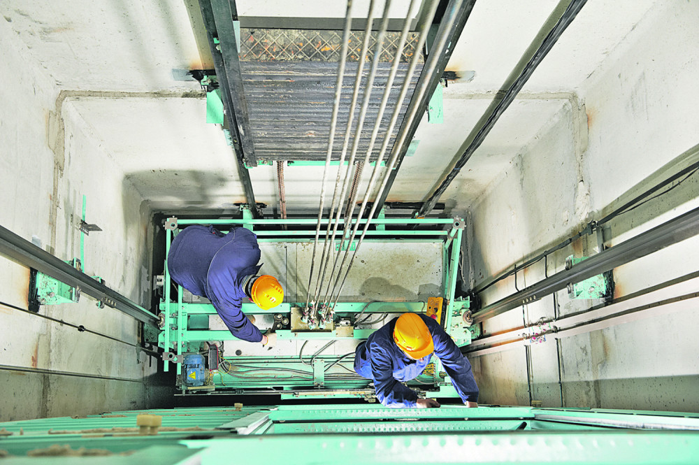 Došli da poprave lift, a kad su otišli stanari shvatili da su prevareni!