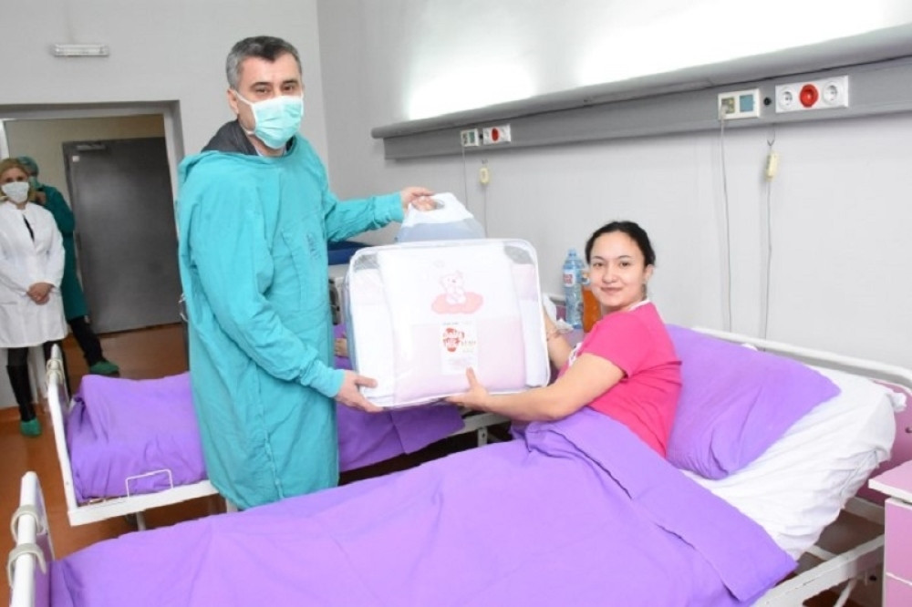 Obezbeđeno 100 bebi paketa za dečake i devojčice