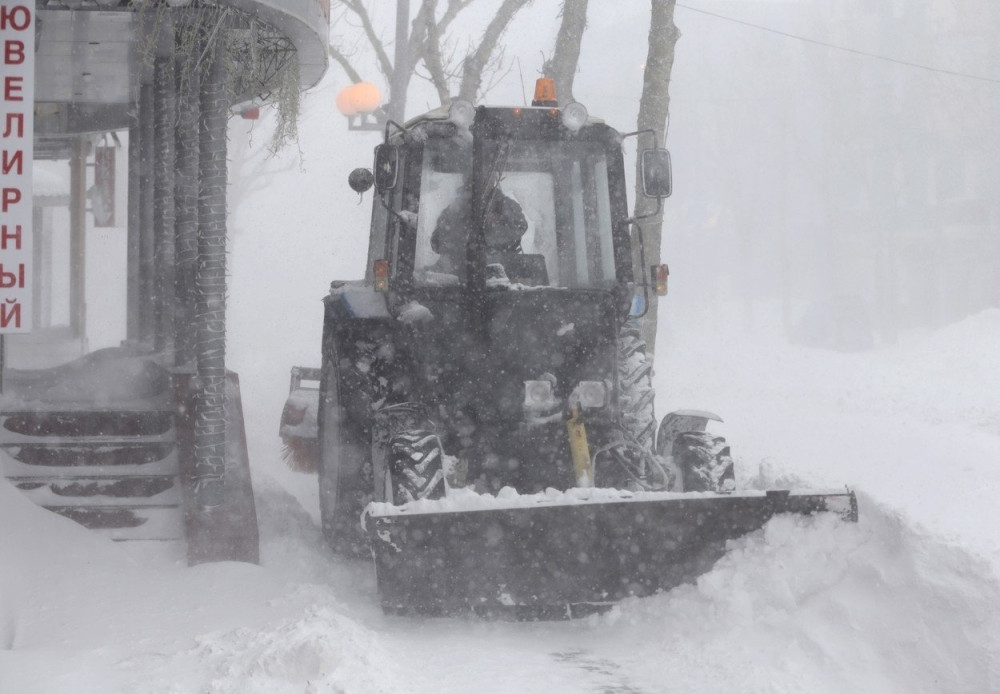 Usred snežne oluje lopovi bagerom upali u supermarket!