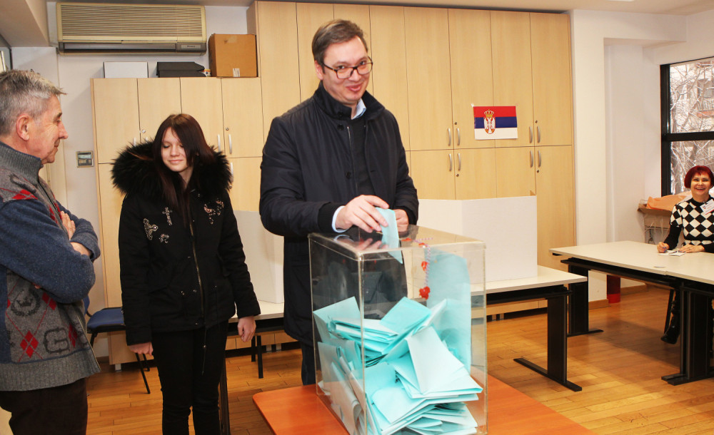 Predsednik Srbije glasao u pratnji ćerke
