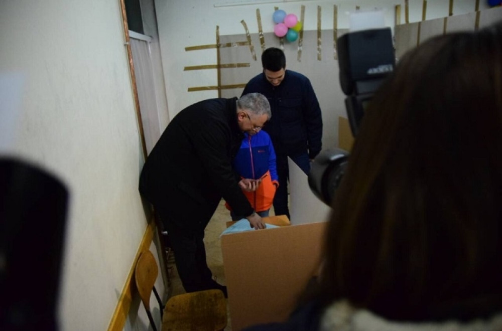 Šutanovac glasao u prisustvu sinova