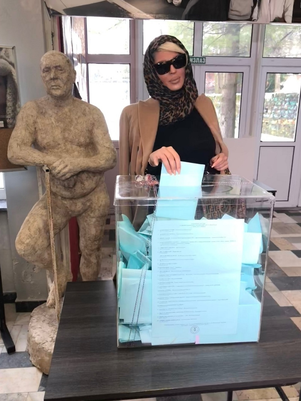 Karleuša izašla na glasanje, a svi su gledali u jedan detalj na njoj