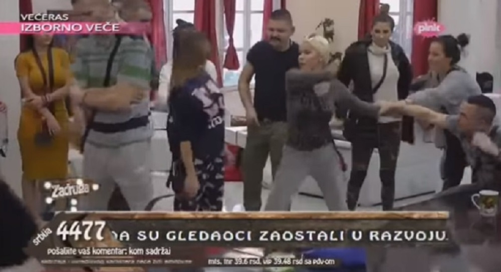 Nastala opšta svađa tokom igre, ni obezbeđenje ne pomaže!