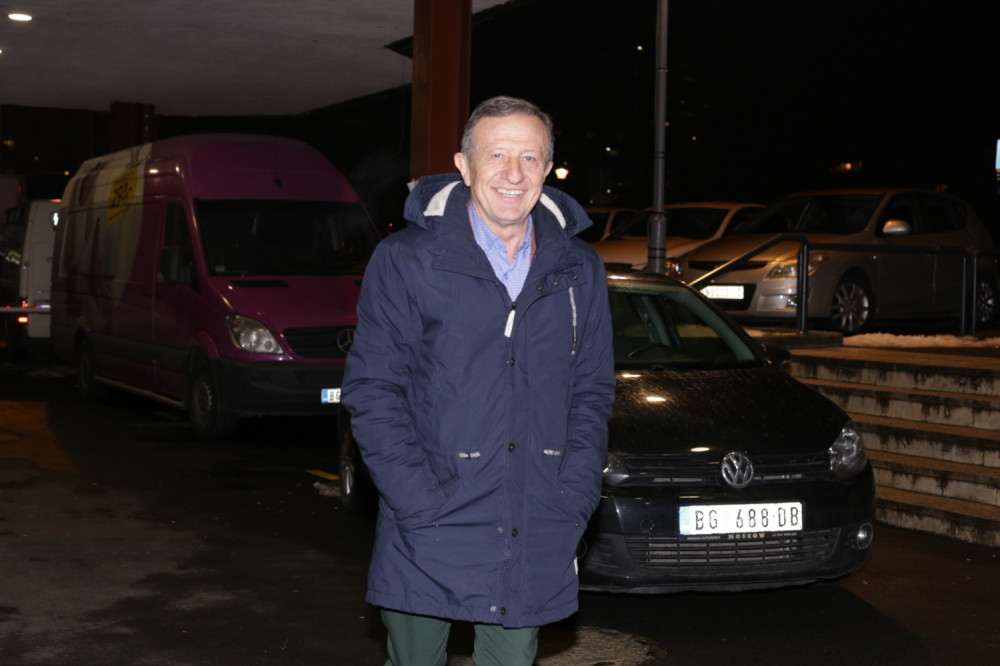 Čovek uleteo traktorom na snimanje njegove emisije, prvo ga izudarao, pa mu vikao da je "matori pedofil"!