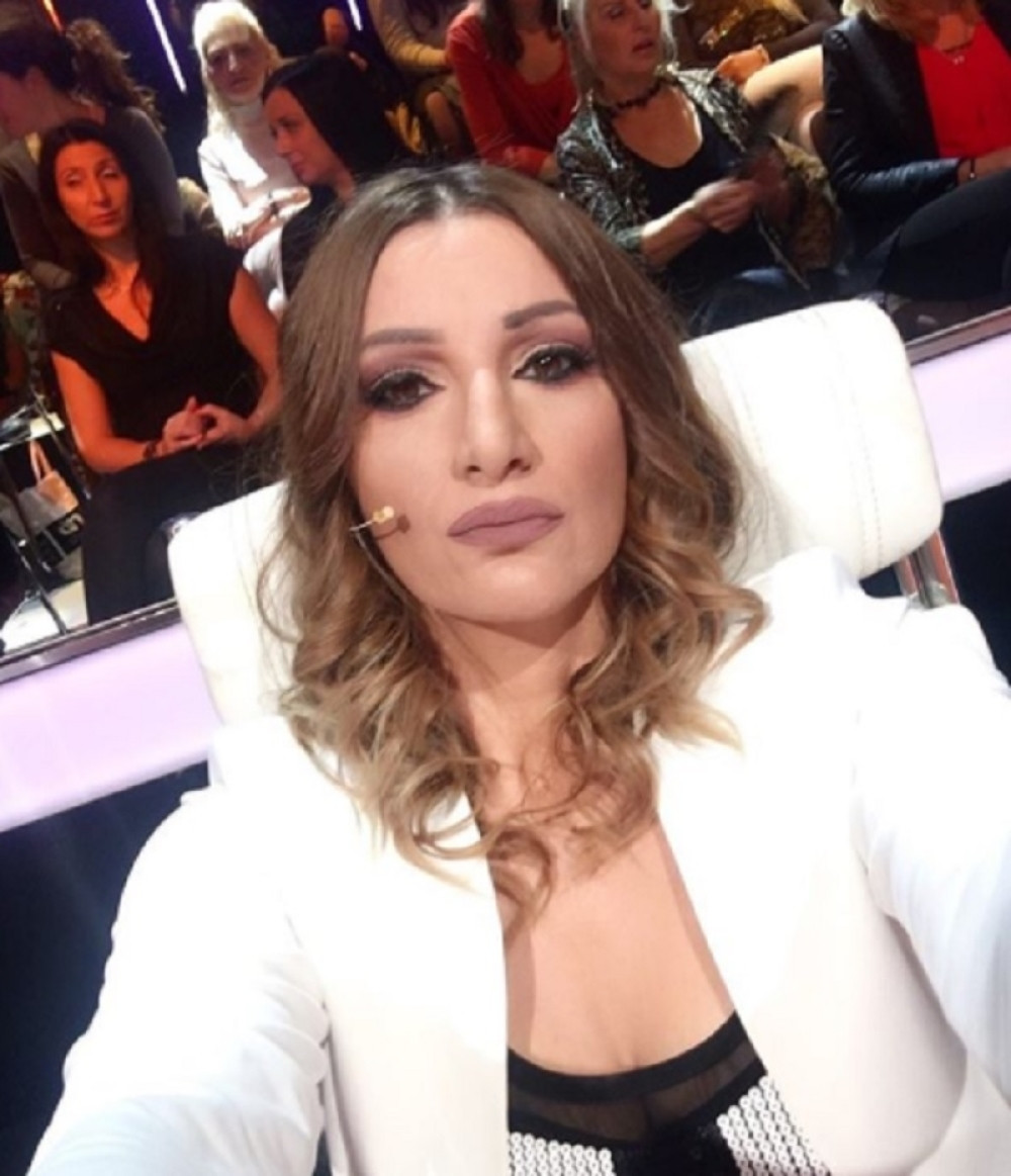 Isplivale slike iz prošlosti poznate pevačice! Mira Škorić godinama skriva ovu tetovažu!