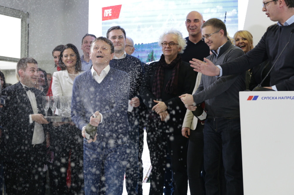 Naprednjaci slavili uz šampanjac!