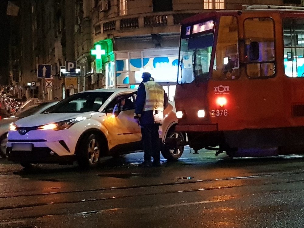 Pokušao da uradi polukružno, pa se sudario s tramvajem (FOTO)