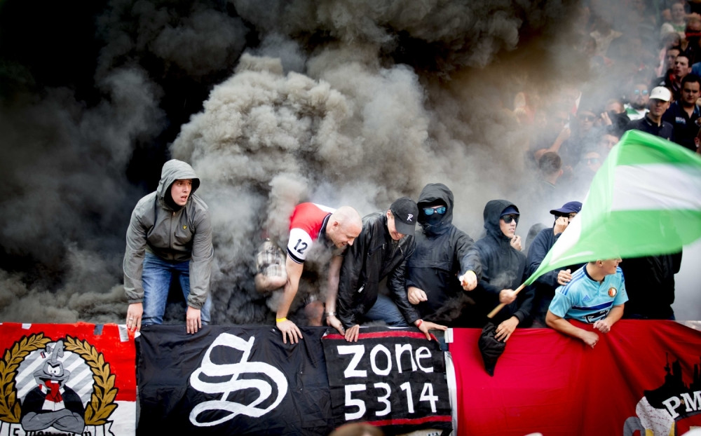 Huligani Fejenorda razbijali sve oko sebe a onda su se pojavile "kolege" iz Utrehta (VIDEO)