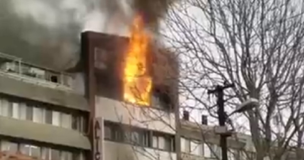 Pogledajte trenutak kada žena skače sa šestog sprata kako bi se spasla!