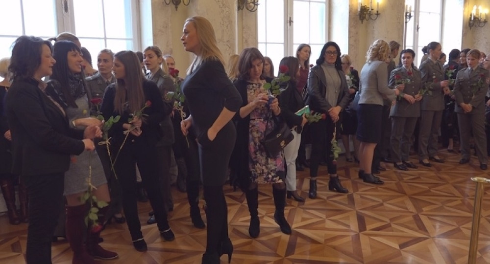 Vulin i Diković čestitali ženama praznik