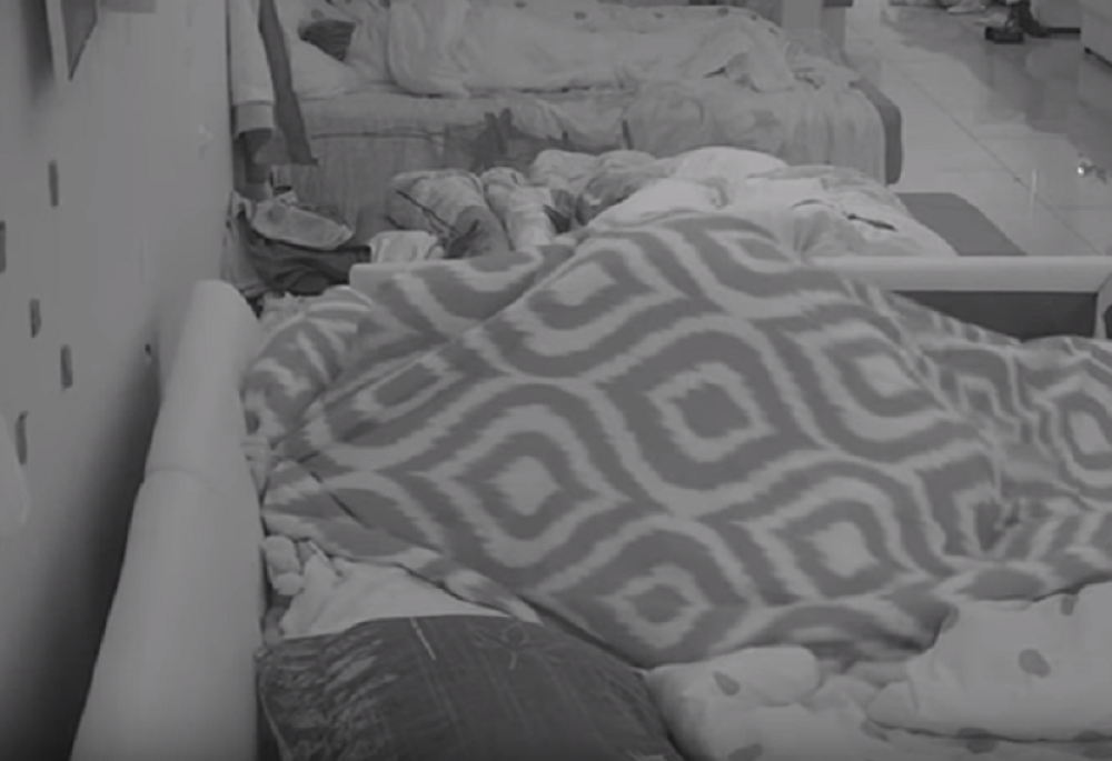 PERVERZIJE U BELOJ KUĆI: Lizao šlag... jeo tortu sa NJENIH GRUDI - A onda se*si ples sve iznenadio!