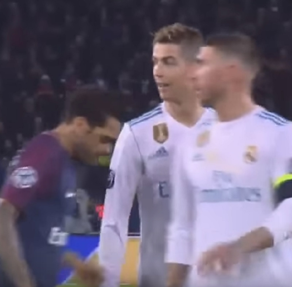 Dani Alveš obrisao sline u Ronaldov rukav