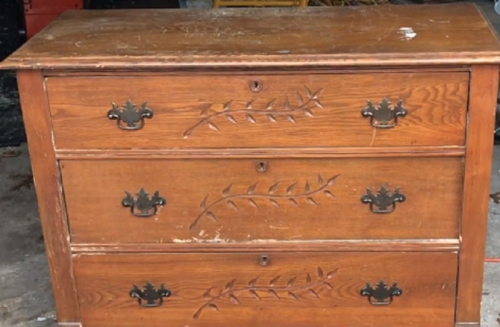 Od starog oštećenog ormarića napravila genijalnu stvar (VIDEO)