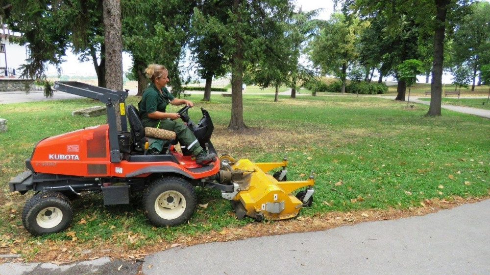 Rame uz rame sa muškarcima