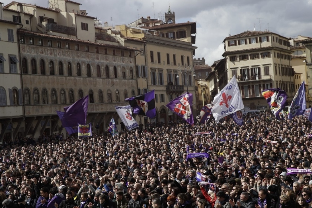 Više od 100.000 ljudi na sahrani Astorija, plakale i fudbalerke Fjorentine (FOTO)