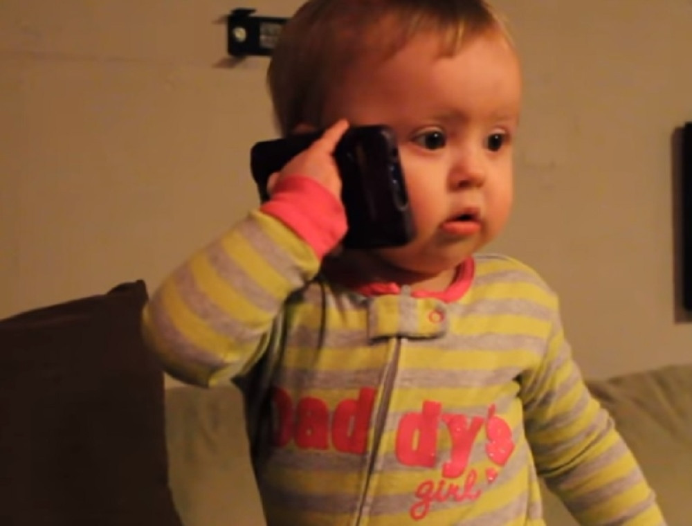 Beba se javila na telefon, a njen razgovor će vas nasmejati do suza!