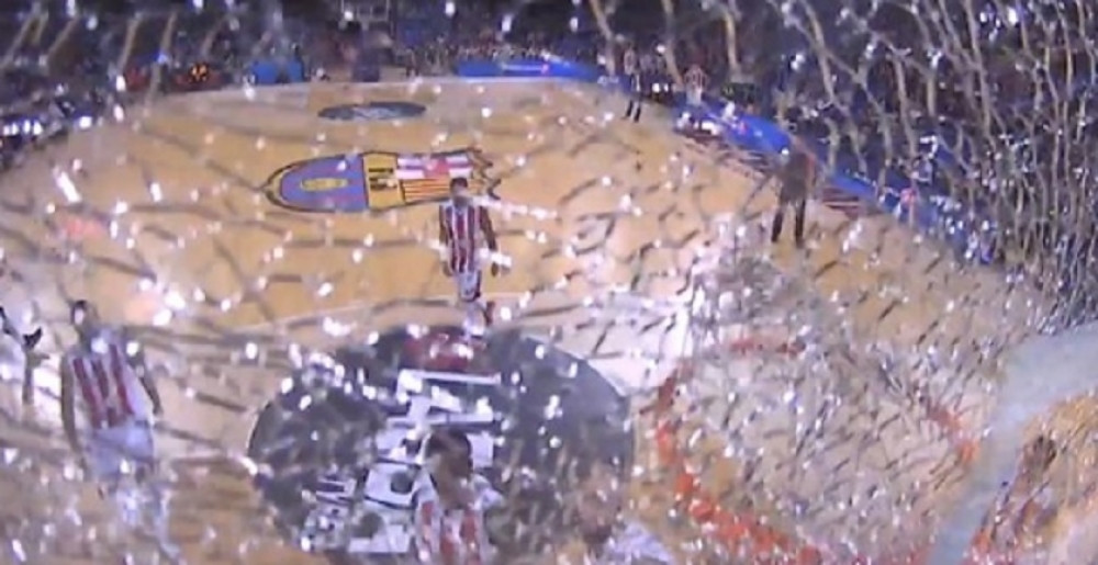 Hrvat zakucao, polomio tablu i prekinuo meč u Barseloni! (VIDEO)