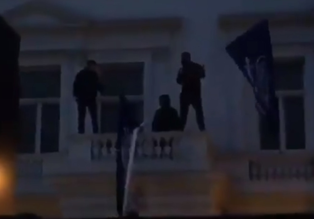 Popeli se na balkon iranske ambasade i mahali zastavama (VIDEO)