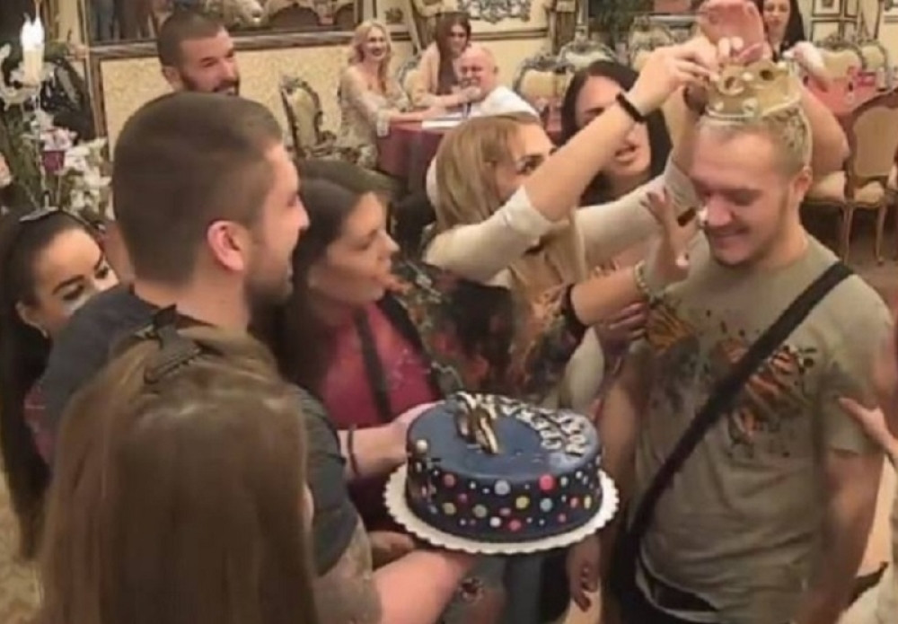 Gastoz proslavio rođendan, a ovom poklonu se nije nadao!