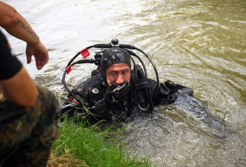 Utopio se srednjoškolac (16), ronioci još uvek traže telo