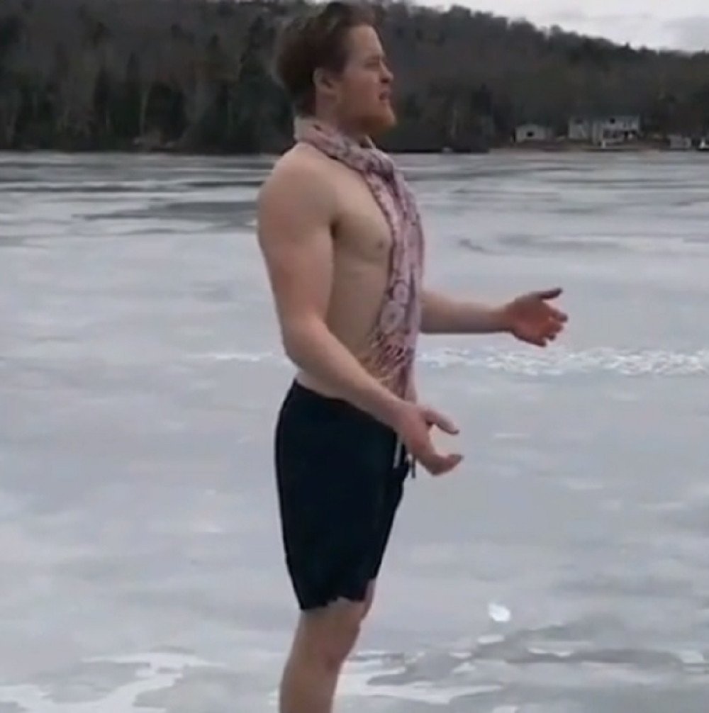 Izašao je go na jezero i zapevao pesmu, a onda je usledilo ovo! (VIDEO)