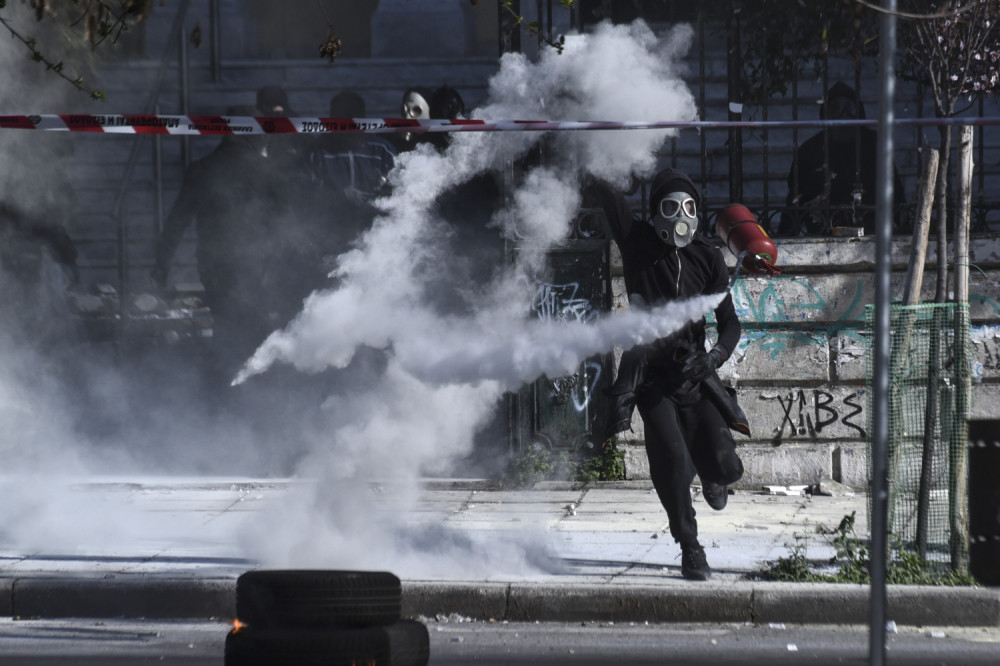 Anarhisti podigli barikade na ulicama Soluna